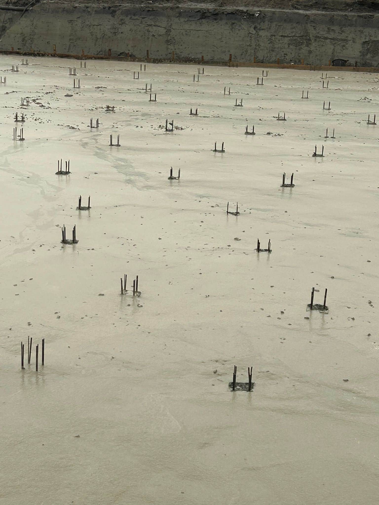 Schuimbeton buiten gestort als werkvloer voor het bouwproject