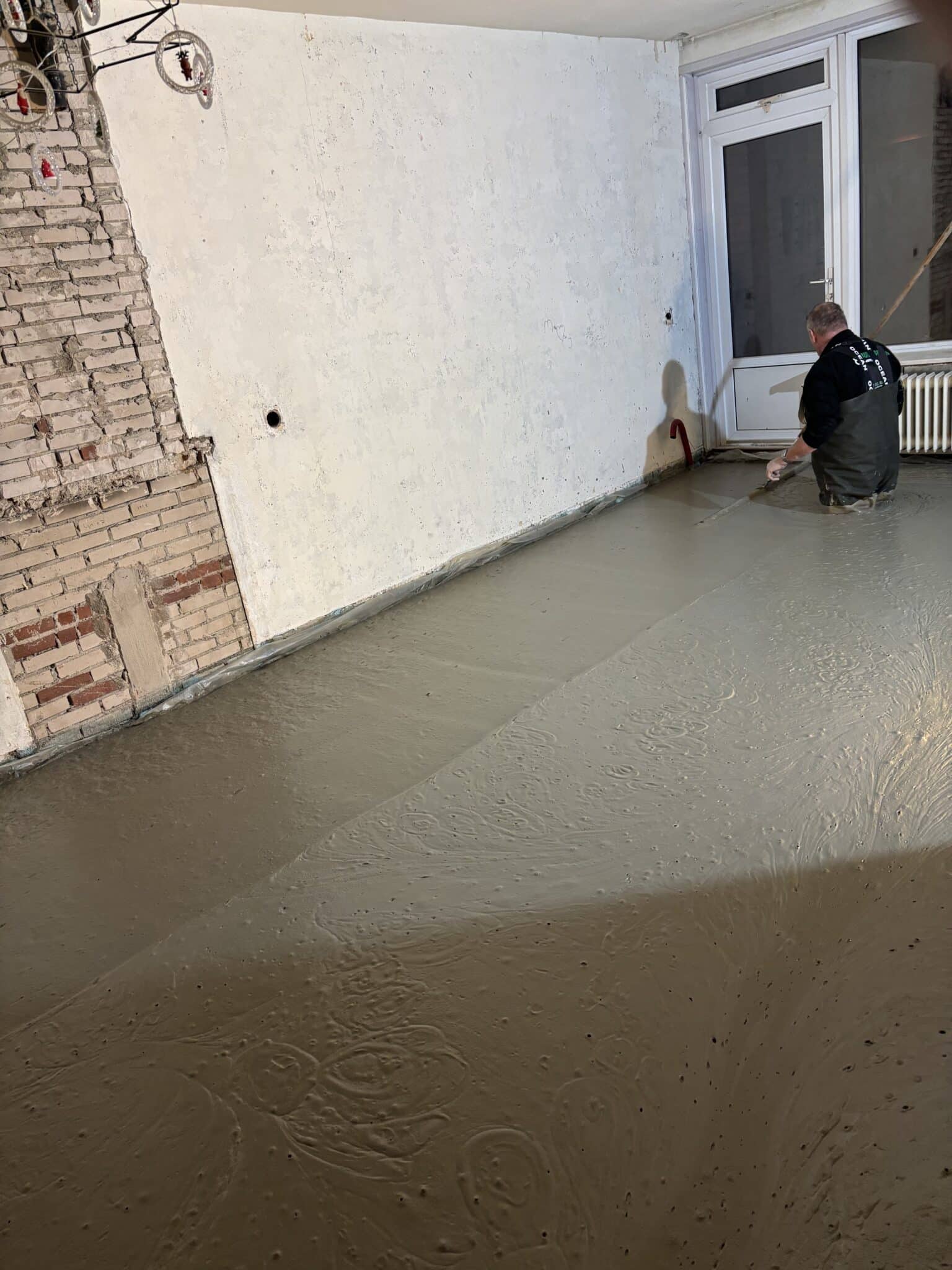 Het strakke eindresultaat van een volledig gedroogde schuimbetonvloer in een woonkamer in Ermelo.