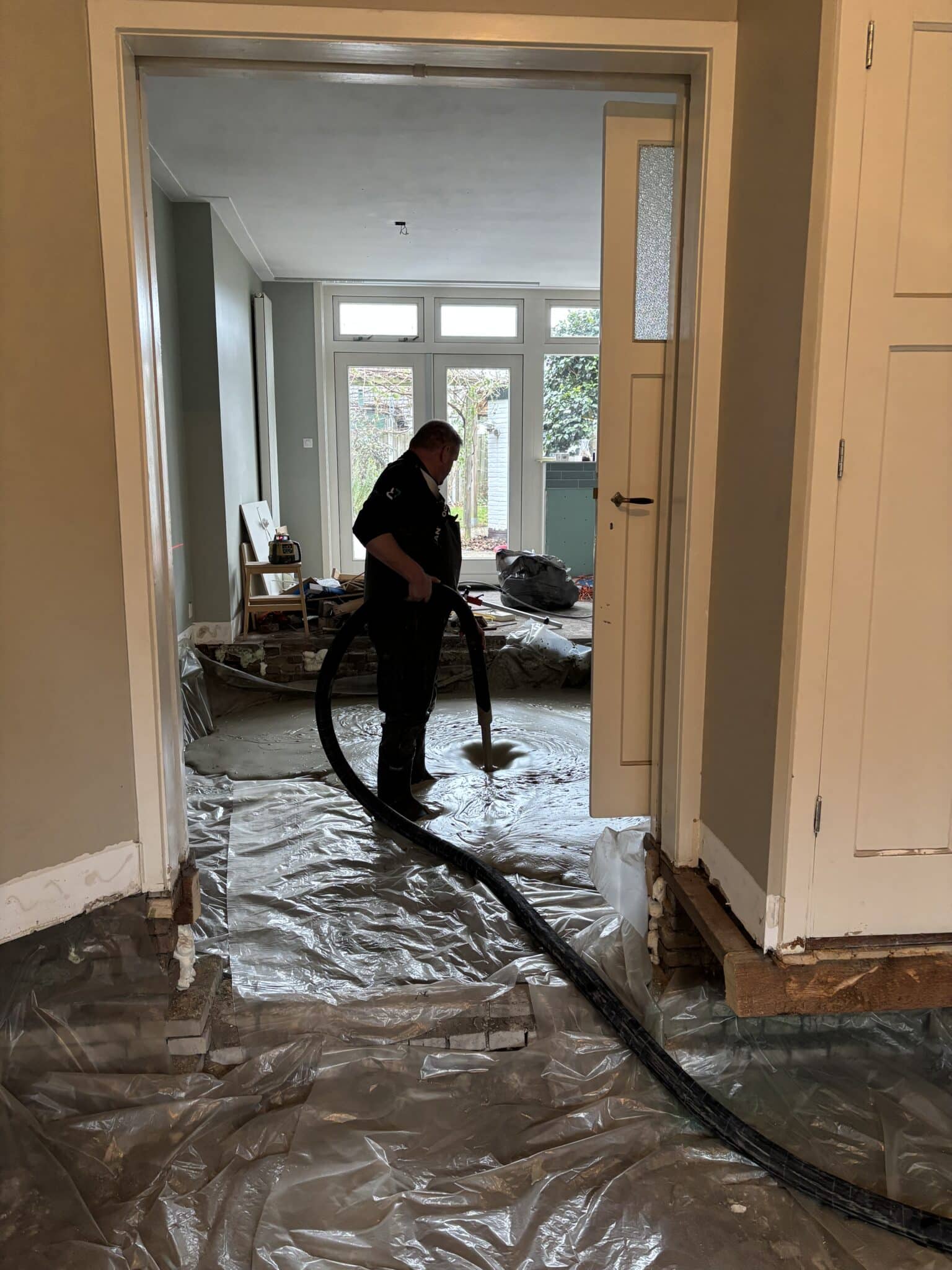 Het storten van schuimbeton in een woonhuis in Hilversum.