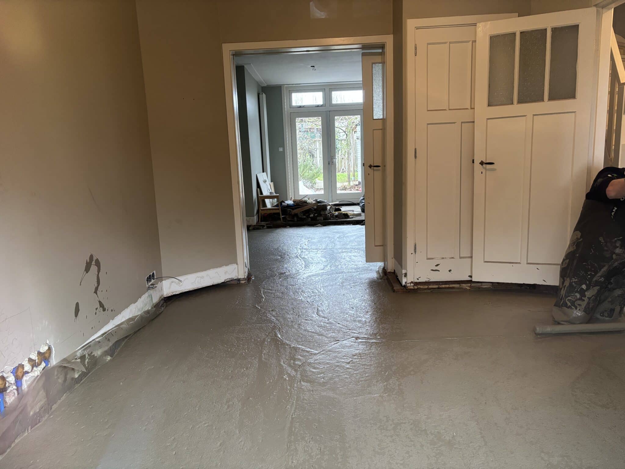 Het strakke eindresultaat van een isolerende schuimbetonvloer in een woning in Hilversum.