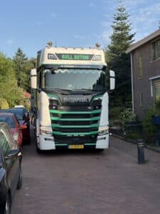 Met de schuimbeton vrachtwagen in de smalle straten van Renkum