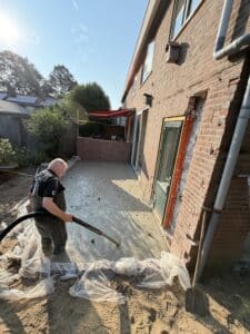 Schuimbeton storten voor aanbouw in Renkum