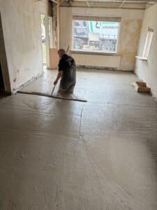Schuimbeton afrijen nadat het gestort is bij woning in Amersfoort