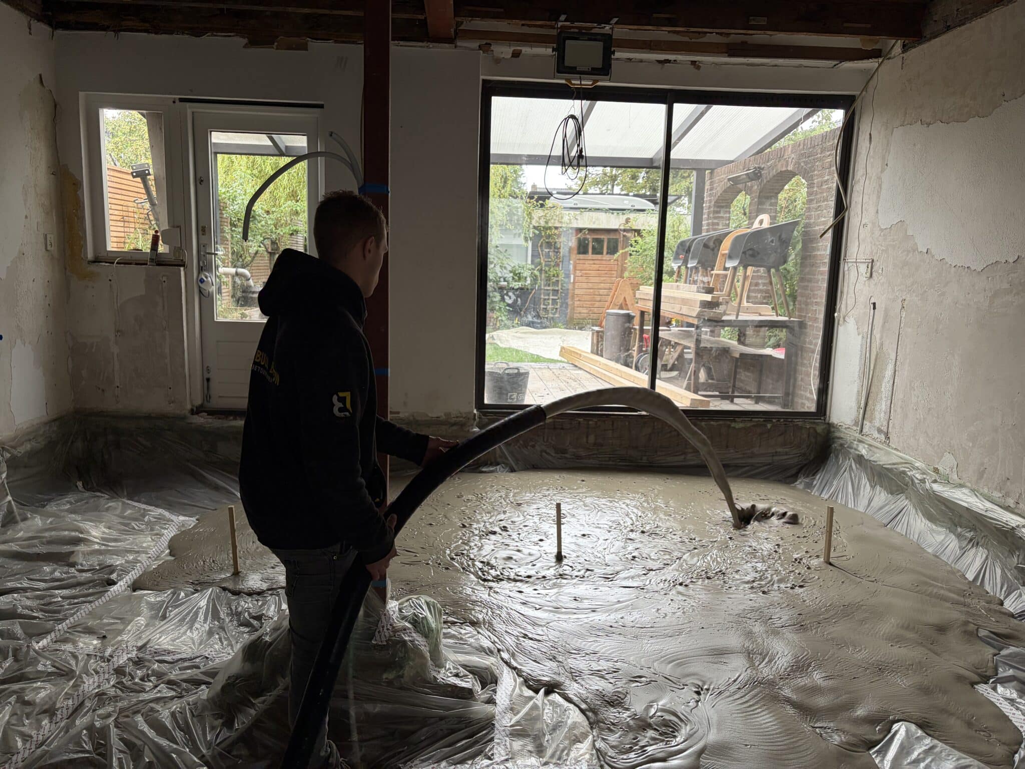 Schuimbeton storten bij woning in Nijmwegen